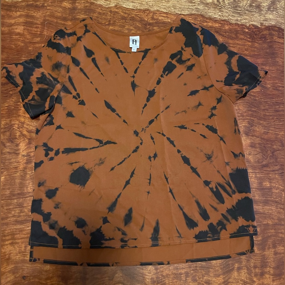 Evereve Rust & Black Tie-Dye Short Sleeve Top